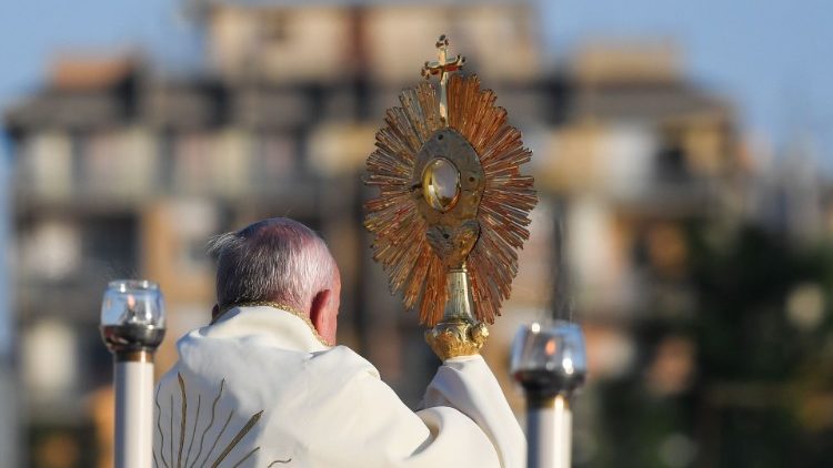 Папа Франциск на Мессе праздника Святейшего Тела и Крови Христа в Казаль-Бертоне