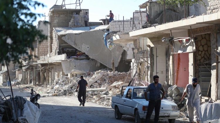 Villaggio a sud di Idlib colpito dai bombardamenti