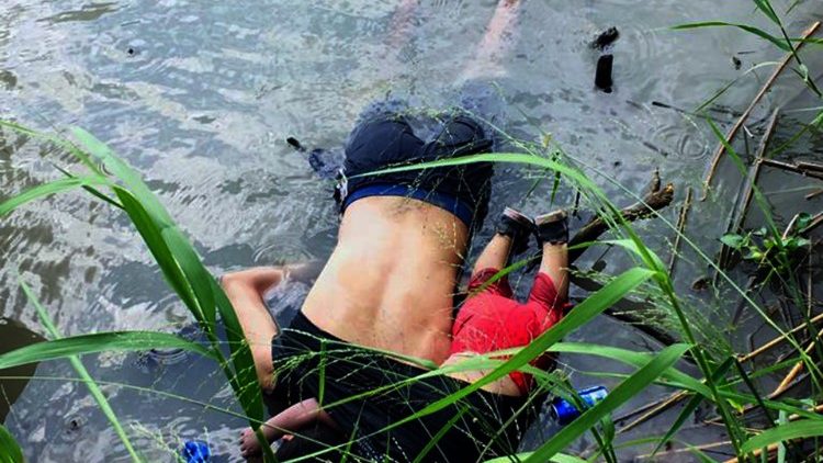 Удавените мигранти в Рио Гранде
