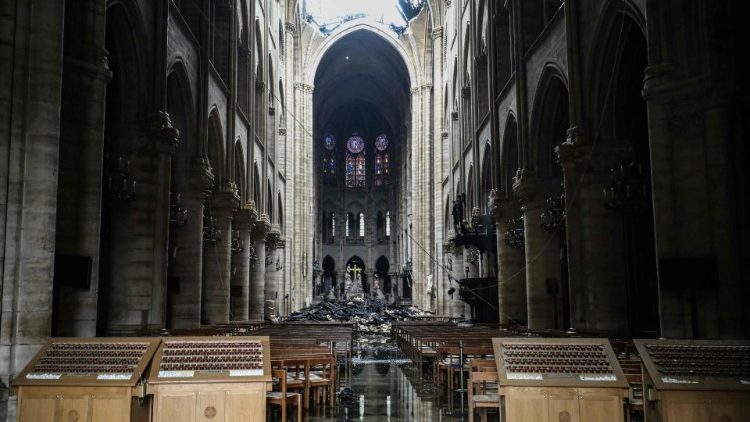 Notranjost katedrale Notre Dame po požaru