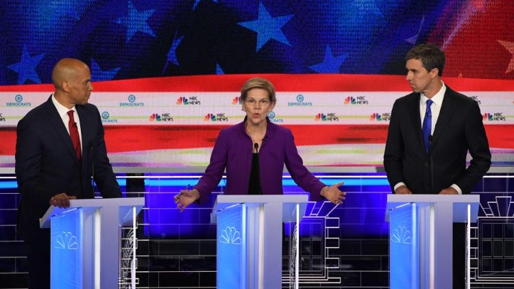 Le sénateur du New Jersey, Cory Brooker, et la sénatrice du Massachusetts, Elizabeth Warren, , le 26 juin 2019.