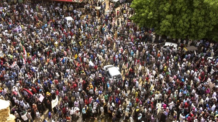 Manifestanti sudanesi protestano contro la giunta militare, nella città di Omdurman
