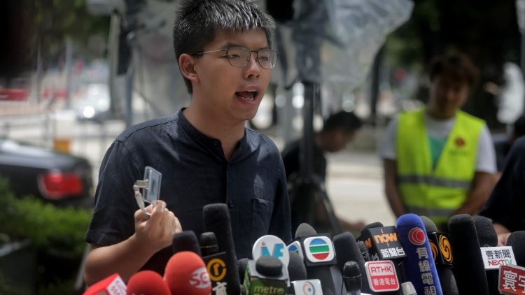 சனநாயக ஆதரவு ஆர்வலர் Joshua Wong  