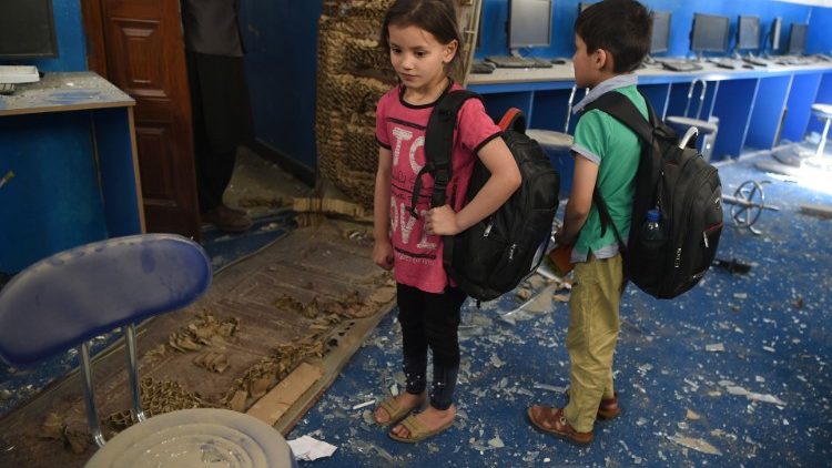 Crianças afegãs encontram escola bombardeada
