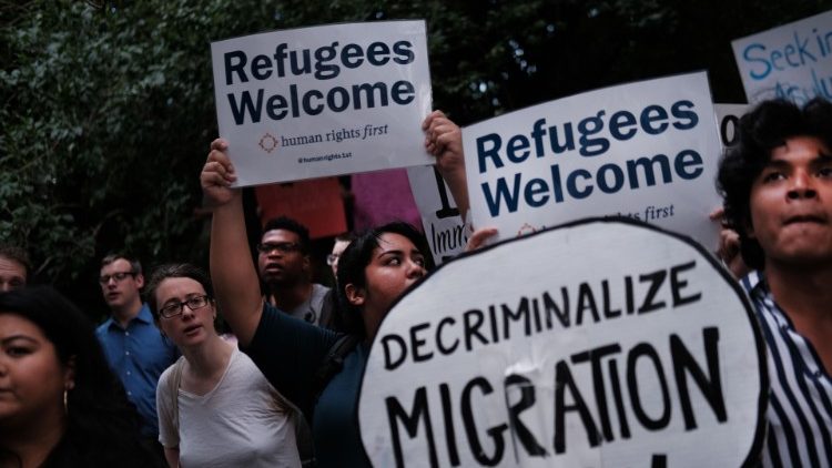 USA im Sommer 2019:  Hunderte von Bürgern demonstrieren gegen die einwanderungsfeindlichen Maßnahmen der Regierung Trump 