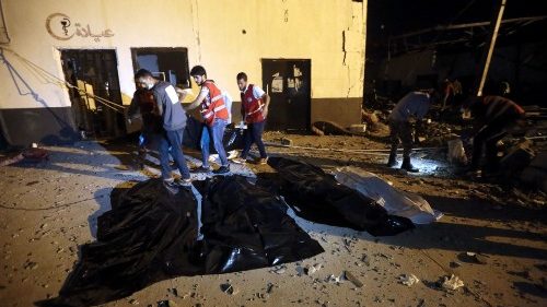 Libia: al menos 40 muertos por ataque aéreo en centro detención de migrantes