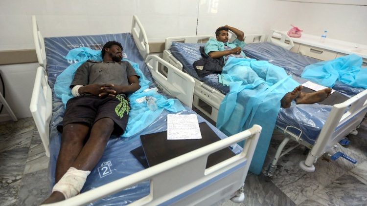 Verletzte werden nach dem Luftangriff in einem Krankenhaus behandelt