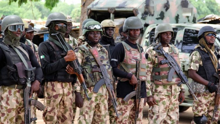 Nigerianische Soldaten stehen bereit für den Einsatz - vor allem in ländlichen Gebieten kommt es dennoch oft zu brutalen Angriffen auf Zivilisten
