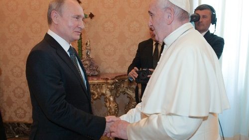 Ferenc pápa és Vlagyimir Putyin orosz elnök megbeszélése közel egy órán át tartott