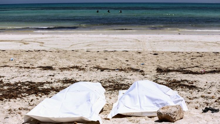 Ertrunkene Migranten an einem Strand in Tunesien