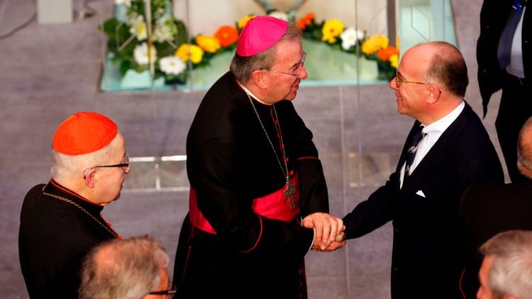 Mgr Luigi Ventura, ici lors d'une poignée de mains avec Bernard Cazeneuve, alors ministre de l'Intérieur, lors de l'inauguration de la cathédrale de Créteil, le 20 septembre 2015.