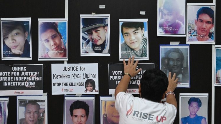 Schockierend viele Todesopfer: am Sitz der philippinischen Menschenrechtskommission hängen Verwandte Fotos der Opfer der Anti-Drogen-Kampagne auf