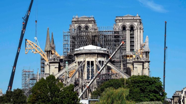 Продължава реконструкцията на катедралата Нотр Дам след опустошителния пожар през април 2019