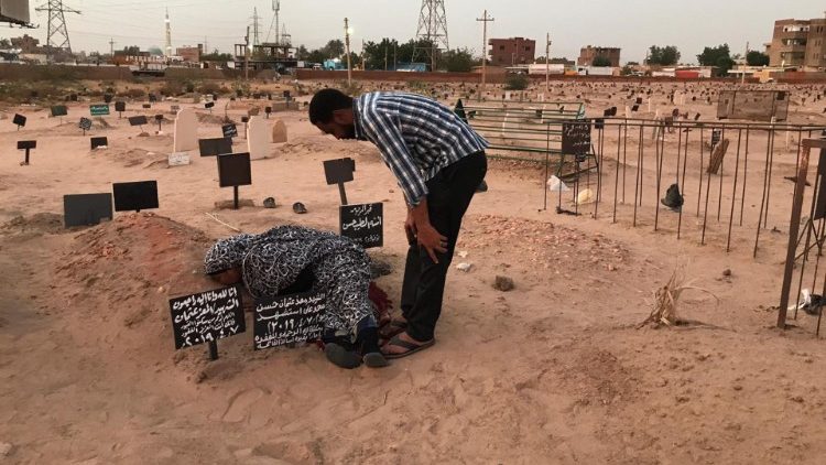 Une mère pleure le décès de son fils dans les manifestations soudanaises du 9 juin 2019, sévèrement réprimées à Khartoum, la capitale.
