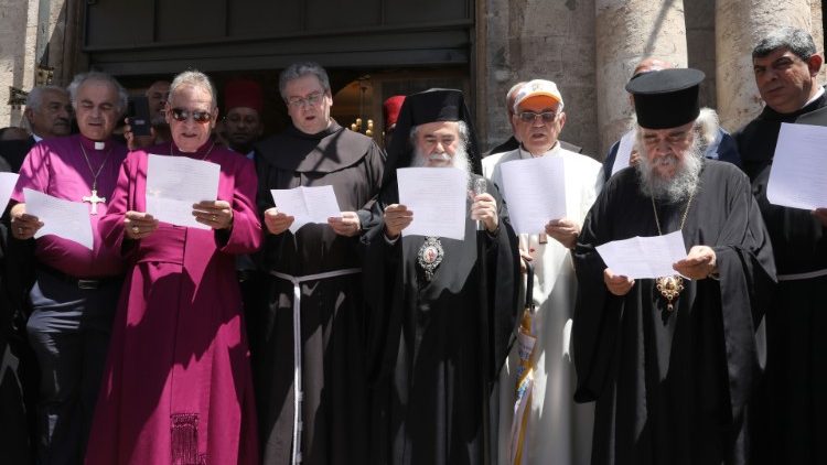 Rassemblement de prière des représentants de différentes confessions religieuses à Jérusalem, le 11 juillet 2019. Le père Francesco Patton est au centre, en habit de franciscain. 