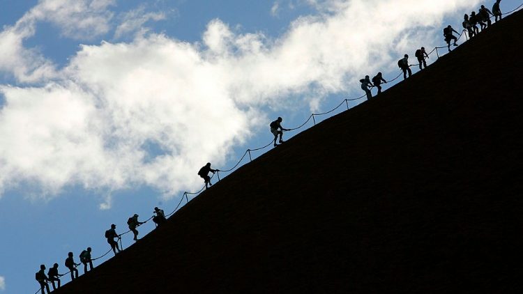 L’ascension de l’énorme rocher Uluru, considéré comme sacré dans la culture arborigène, sera interdite à partir d'octobre. Conséquence : ces derniers mois, les visiteurs ont pris d’assaut la célèbre formation rocheuse au cœur du désert australien.