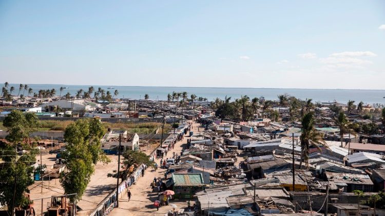 Vue de la ville de Beira, 4 mois après le passage du cyclone Idai qui l'avait détruite à 90 %. 