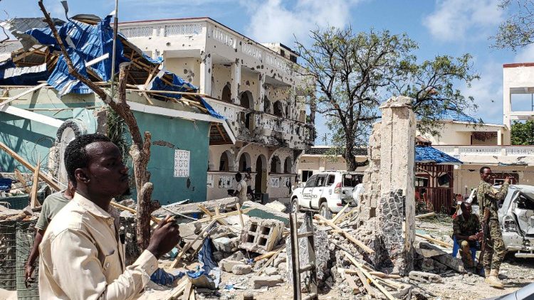 An attack on the Medina Hotel of Kismayo kills at least 26 people