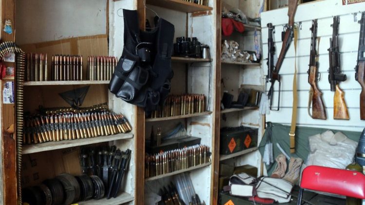 متجر لبيع السلاح في تعز اليمنية
