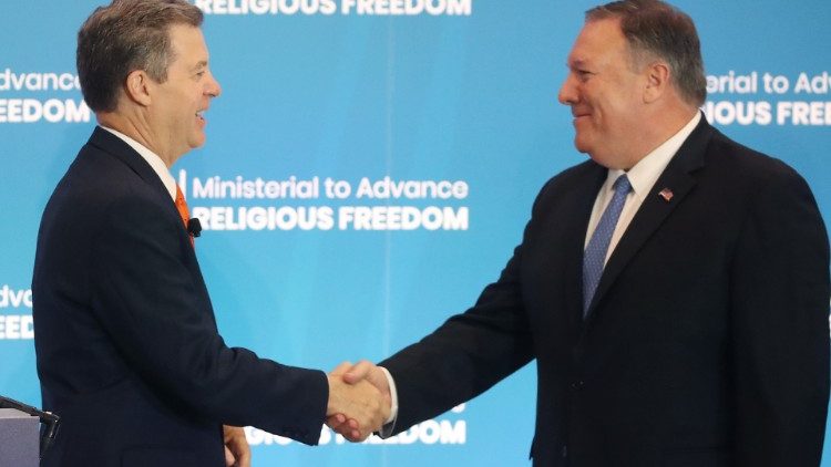Sam Brownback i amerykański sekretarz stanu na otwarciu konferencji o wolności religijnej
