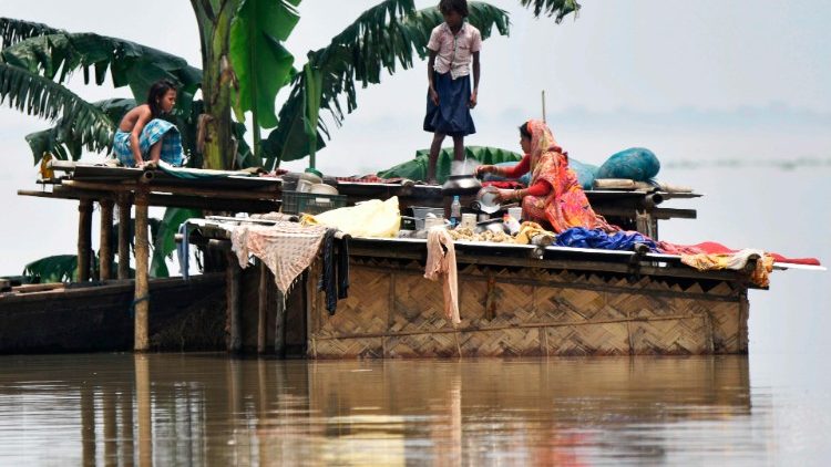 असम के बाढ़ में डूबा एक घर