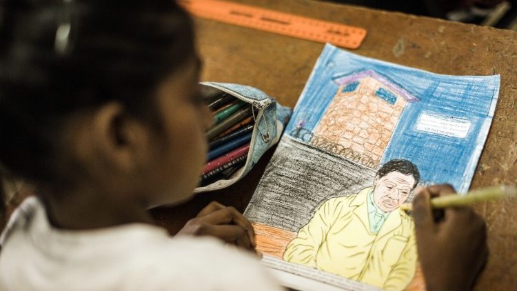 Une petite fille dessinant un portrait de Nelson Mandela  le 18 juillet 2019, dans une école en Afrique du Sud.