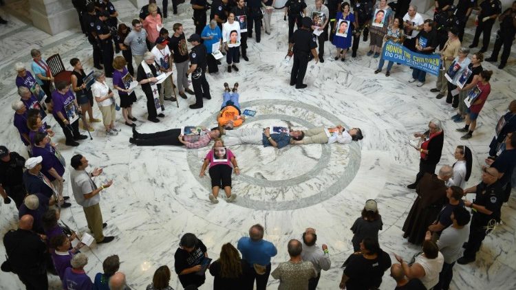 美国神父修女在国会抗议移民政策