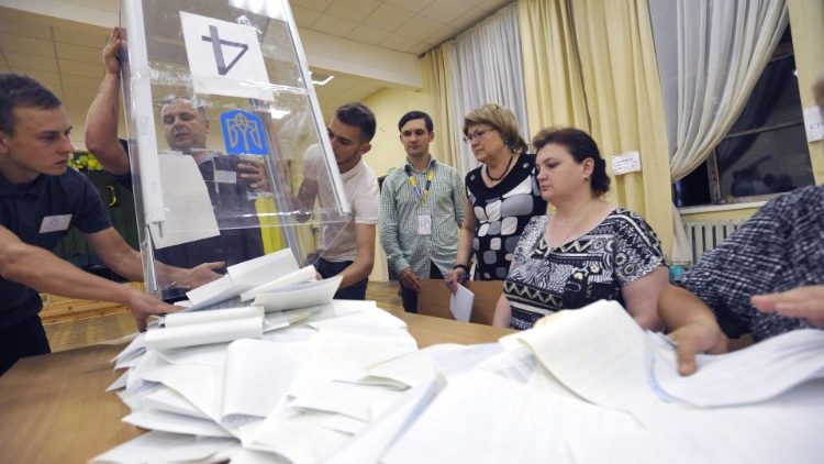 Lo spoglio dei voti alle legislative in Ucraina