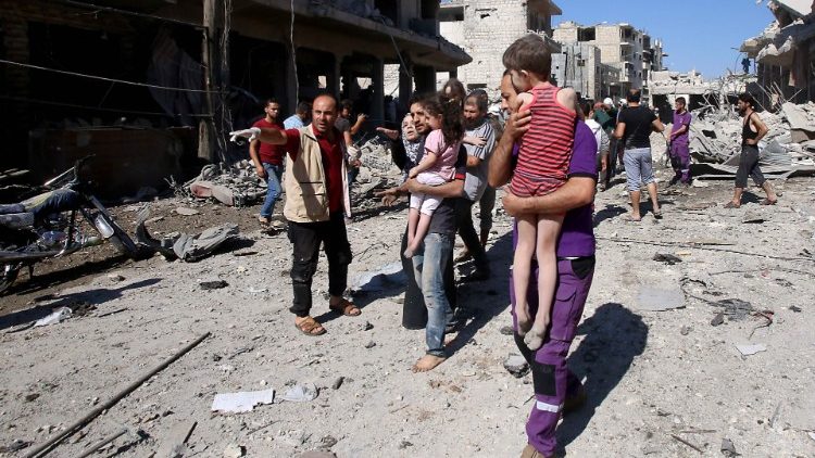Civila på flykt från bombningar i Idlib