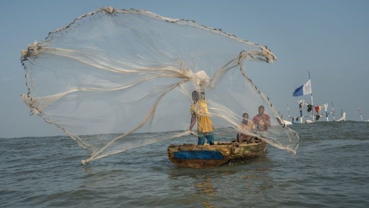 非洲加纳渔民在捕鱼