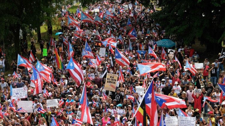La population massée dans les rues de San Juan, le 25 juillet, au lendemain de la démission du gouverneur de Porto Rico