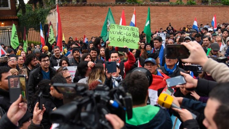 Protestos contra o acordo do Paraguai com o Brasil sobre a Usina de Itaipu