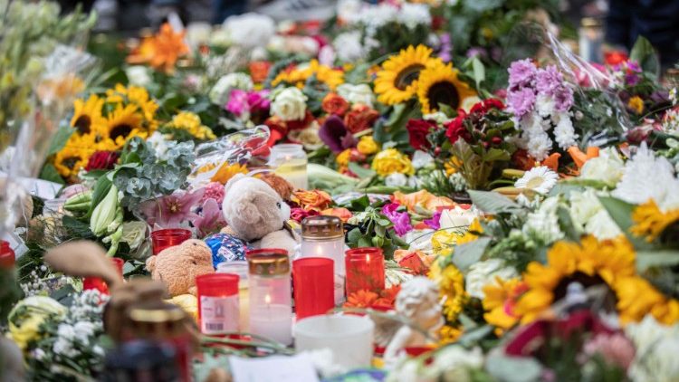 Niedergelegte Blumen und Kerzen im Bahnhof in Frankfurt, in dem der Achtjährige auf ein Gleis gestoßen wurde
