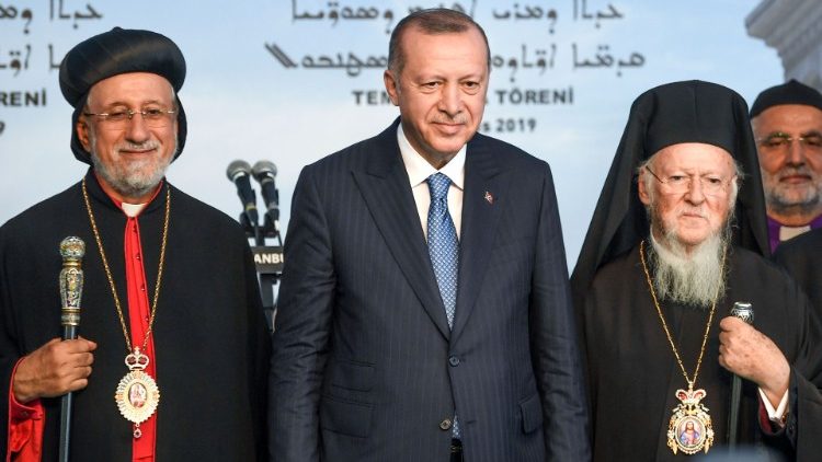 Erdogan bei Baubeginn mit Metropolit Çetin (l.) und dem Ökumenischen Patriarchen Bartholomaios I.