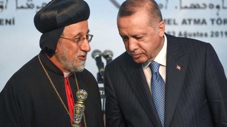 Präsident Recep Tayyib Erdogan mit dem syrisch-orthodoxen Patriarchen Yusuf Cetin bei einer Begegnung im August 2019