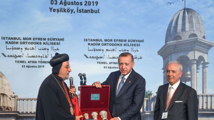 Der syrisch-orthodoxe Metropolit Yusuf Cetin, Präsident Erdogan und der Ökumenische Patriarch von Konstantinopel, Bartholomaios I., nahmen an der Zeremonie teil 