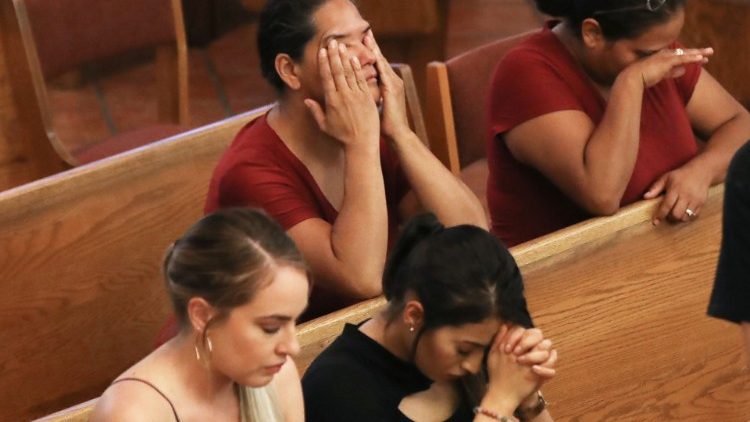 Fidèles priant pour les victimes de la tuerie d'El Paso, au Texas