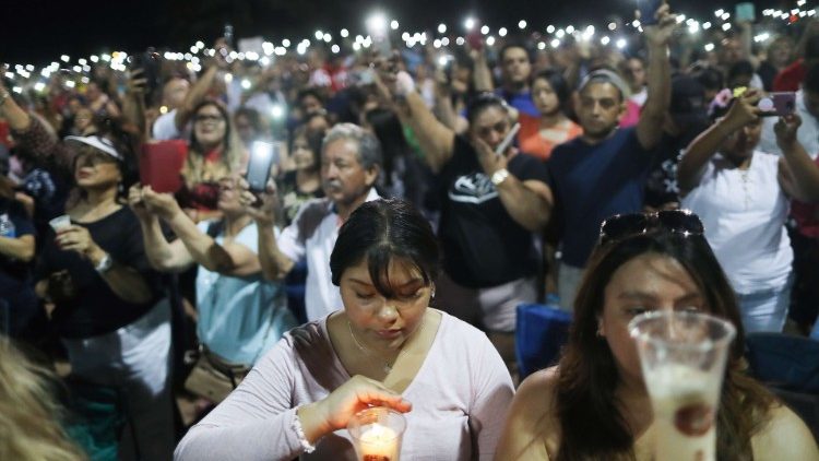 Молитвено бдение за жертвите от масовото убийство в Ел Пасо