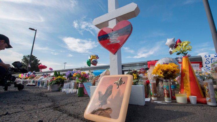 Un mémorial improvisé près du lieu de la tuerie d'El Paso. 