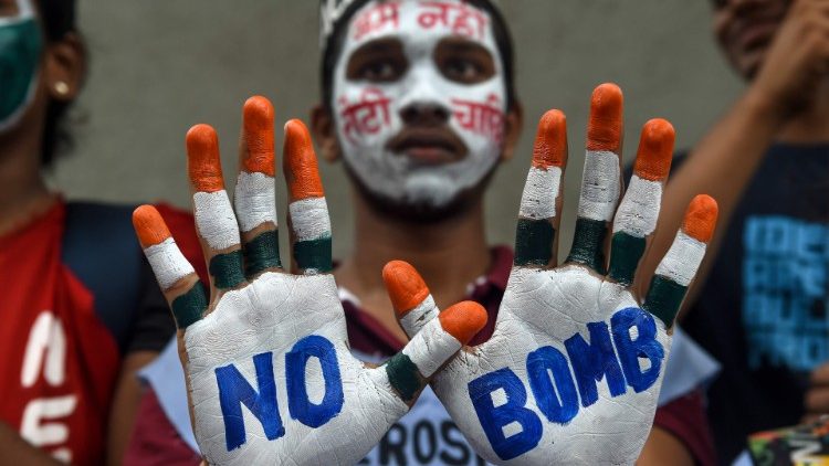 Ein Student demonstriert für eine atomwaffenfreie Welt