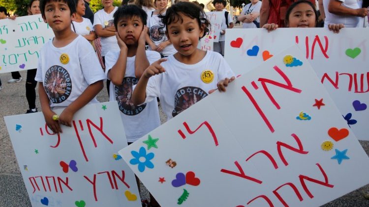 „Wir haben kein anderes Land“: philippinische Kinder protestieren am 6. August in Tel Aviv gegen die drohenden Abschiebungen