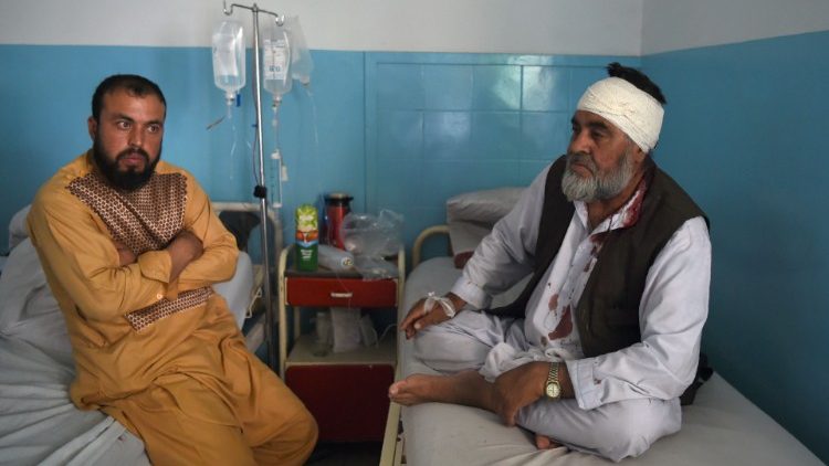 Ein bei einem Taliban-Angriff verwundeter Mann (r.) in einem Krankenhaus von Kabul