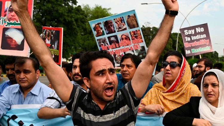 अनुच्छेद 370 को रद्द किये जाने का विरोध करते पाकिस्तान के लोग