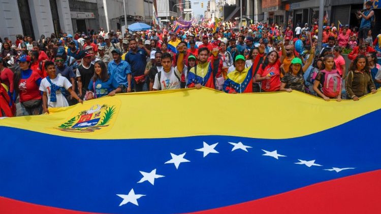 Pro-government supporters rally in Caracas