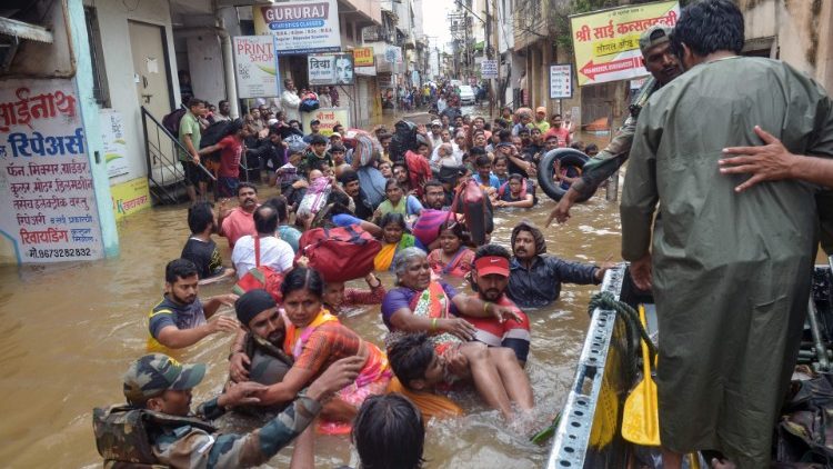 인도 홍수 피해
