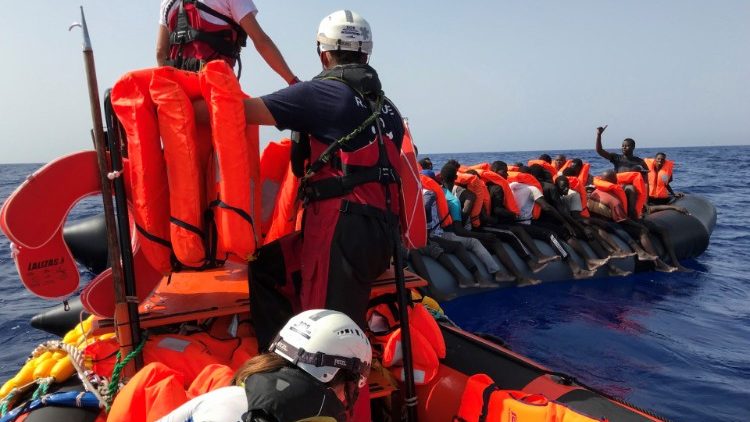Des volontaires aident à sauver les 85 migrants de l'Ocean Viking. 