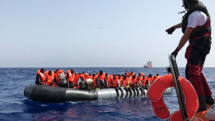 Flüchtlinge auf einem Schlauchboot im Mittelmeer