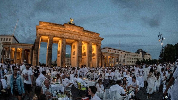 „Diner en Blanc“ am Samstag vor dem Brandenburger Tor