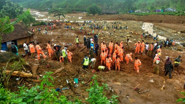 Záchranárske práce po pôdnom zosuve v dôsledku monzúnových dažďov (Wayanad, Kerala, 11. aug. 2019)