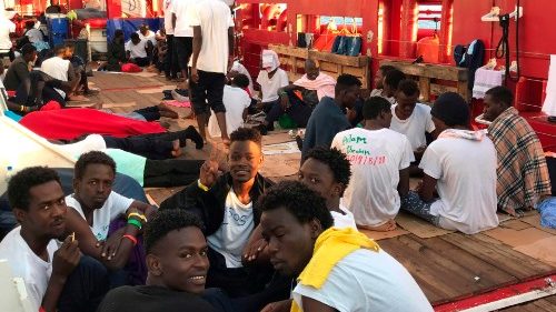 Mittelmeer: 400 Migranten sitzen auf Rettungsschiffen fest